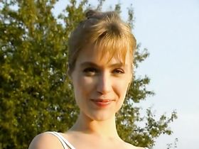Стройная девушка с маленькой попкой раздевается на природе