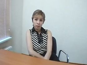 Мамка с короткой стрижкой трахается на приватном кастинге с парнем