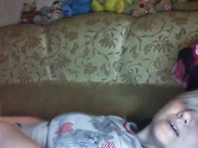 Мамка расставляет ноги перед вебкой и мастурбирует киску пальцами