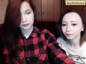 Подружки с маленькими сиськами раздеваются и показывают тела