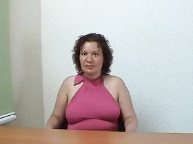 Женщина в возрасте сосет хуй на приватном кастинге и получает сперму