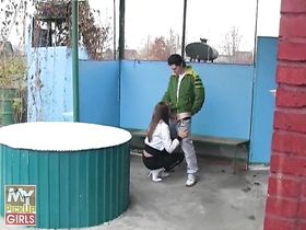 Чувак развел на секс незнакомую девушку и поимел её во дворе