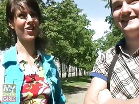 Молодая брюнетка повелась на русского пикапера, который выебал ее раком