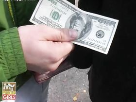 За сотку баксов телка в очках и чулках дала пикаперу выебать себя в попку