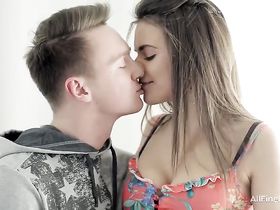 Молодая девушка с упругими сиськами занимается нежным сексом в попку