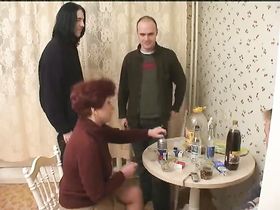 Зрелая сучка выпила водки и молодые парни пустил её по кругу