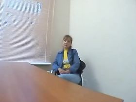 Женщина в возрасте посещает приватный кастинг, мечтая о порно