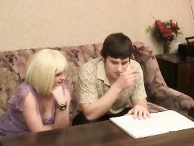 Зрелая блондинка соблазняет сына и показывает ему как трахаться