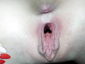 Телка показала вагину крупным планом на камеру и была выебана раком