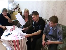 Парни развели на секс зрелую блондинку и пустили по кругу её