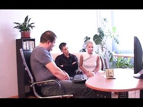 Блондинка занимается сексом втроем с двумя парнями на диване