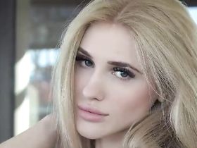 Стройная девушка в лосинах занимается спортом в тренажерном зале